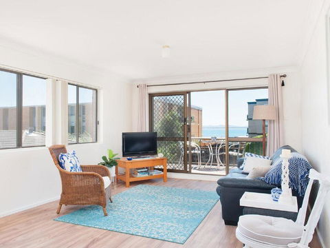 1 'BAHIA', 47 RONALD AVE - GREAT LOCATION WITH FILTERED WATER VIEWS - Taree Accommodation 2