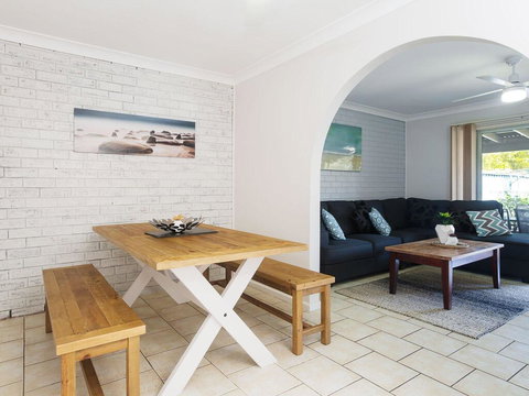 1/10 Catalina Close - So Close To The Water - Taree Accommodation 1