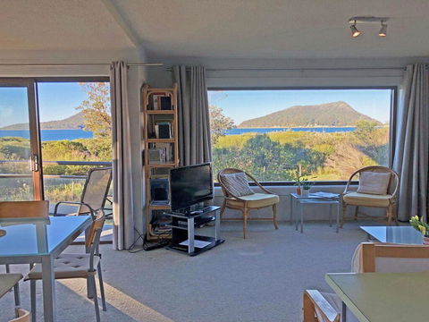 14 'Intrepid', 3 Intrepid Close - Unlimited Magnificent Water Views - Taree Accommodation 2