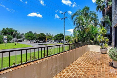 14 'THE DUNES', 38 MARINE DR - LARGE UNIT WITH POOL, TENNIS COURT AND DIRECTLY ACROSS FROM FINGAL - Taree Accommodation 2