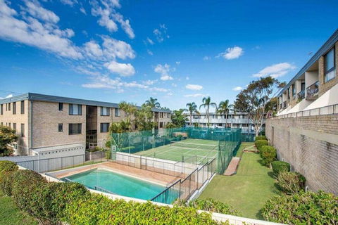 14 'THE DUNES', 38 MARINE DR - LARGE UNIT WITH POOL, TENNIS COURT AND DIRECTLY ACROSS FROM FINGAL - Taree Accommodation 0