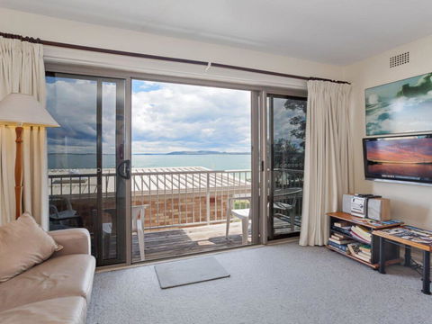 2 'Sunnie Belle' 3 Victoria Parade- Water Views Over Nelson Bay Foreshore - Taree Accommodation 2