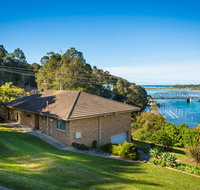 2 Water Crescent - Retro Haven - Taree Accommodation