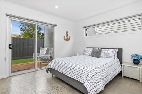 CASA EMEC- PETS WELCOME Luxury, Aircon, Walk To The Shops And Beach! Outdoor Shower And Garage Parking - Taree Accommodation 3
