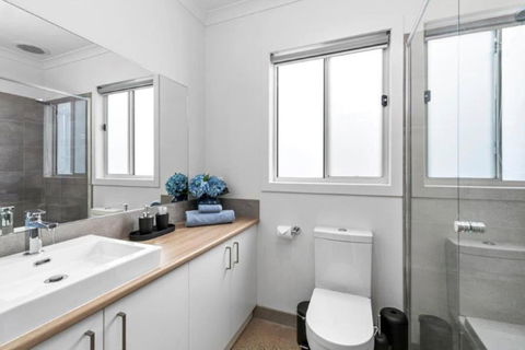 CASA EMEC- PETS WELCOME Luxury, Aircon, Walk To The Shops And Beach! Outdoor Shower And Garage Parking - Taree Accommodation 2