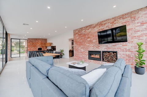 CASALE ESTATE - Taree Accommodation 1