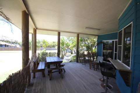CASTAWAY BEACH HOUSE- NO Parties - NO Pets - Taree Accommodation 3