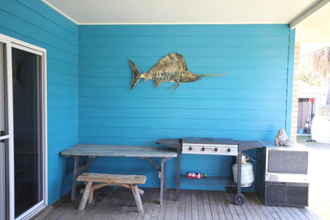 CASTAWAY BEACH HOUSE- NO Parties - NO Pets - Taree Accommodation 4