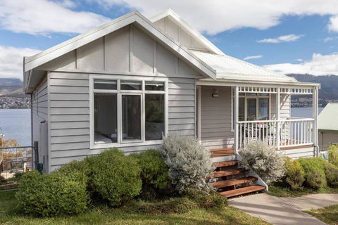 Derwent River Cottage - Tranquil Waterfront Living - Taree Accommodation 0