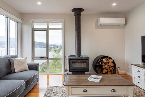 Derwent River Cottage - Tranquil Waterfront Living - Taree Accommodation 3