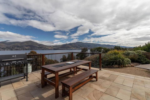 Derwent River Cottage - Tranquil Waterfront Living - Taree Accommodation 2