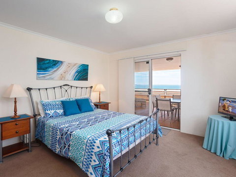 3 'The Clippers' 131 Soldiers Point Road - Fabulous Waterfront Unit - Taree Accommodation 2