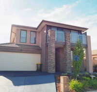 4 Bed 2 And A Half Bath Luxury Villa in Point Cook - Taree Accommodation