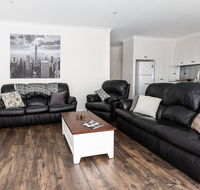 4 Bedroom Inner City Townhouse - SLEEPS 9  - Taree Accommodation