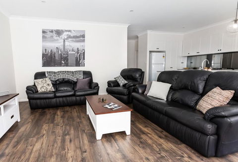 4 Bedroom Inner City Townhouse - SLEEPS 9 !! - Taree Accommodation 0