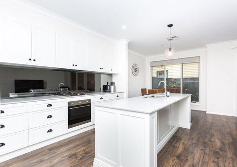 4 Bedroom Inner City Townhouse - SLEEPS 9 !! - Taree Accommodation 1