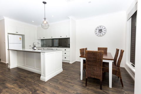 4 Bedroom Inner City Townhouse - SLEEPS 9 !! - Taree Accommodation 3