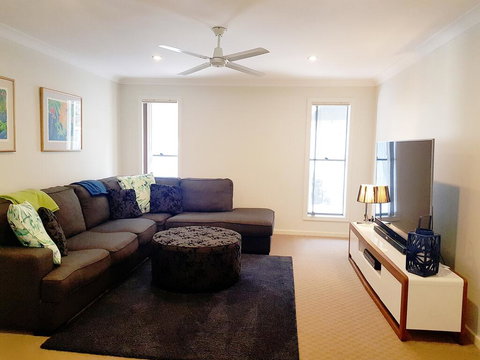 5 Bedroom Luxury Villa - Hope Island - Taree Accommodation 1