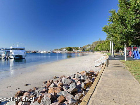 5 Thompson Place Nelson Bay - Spacious Duplex Walking Distance To Nelson Bay CBD And Dutchies - Taree Accommodation 2