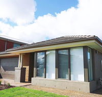 5Bed 2Bath Family House in Werribee - Taree Accommodation