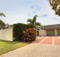 6 Petrie Ave Marcoola Pet Friendly Linen supplied - Taree Accommodation