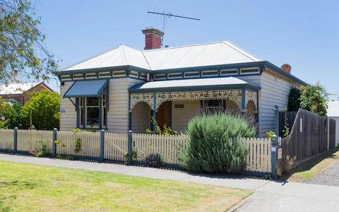 Abaleen House - Taree Accommodation 0