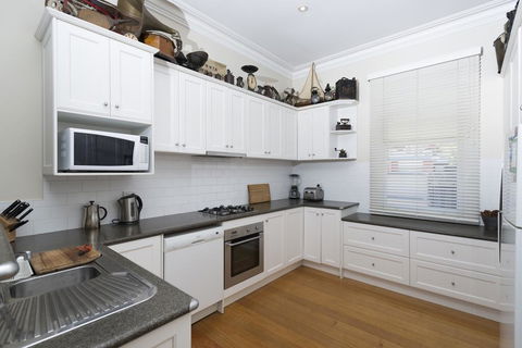 Abaleen House - Taree Accommodation 2