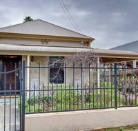 Adelaide close CBD Large Private Studio Apartment in St Peters - Taree Accommodation