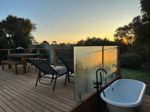 Enjoy A Renovated Retreat With Outdoor Bath - Taree Accommodation 0