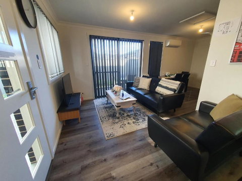 Entire 2br, Hideaway - Taree Accommodation 4