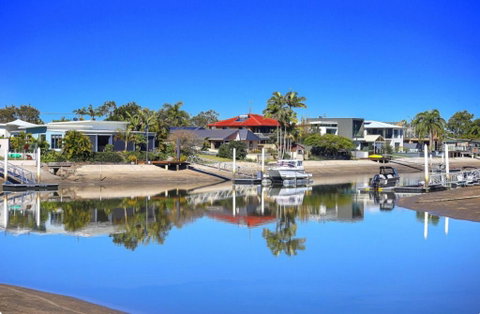 Fabulous Canal-front Unit In Mooloolaba - Taree Accommodation 1