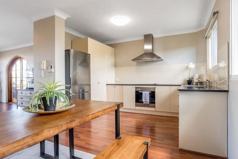 Inner City Pad Indooroopilly - Taree Accommodation 2