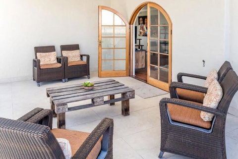 Inner City Pad Indooroopilly - Taree Accommodation 3