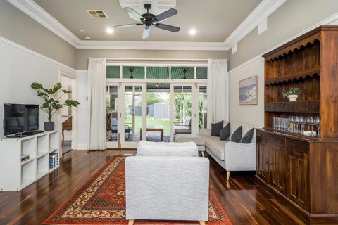 Incredible 3-Bed Renovated Home With Huge Garden - Taree Accommodation 0