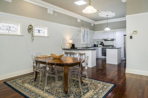 Incredible 3-Bed Renovated Home With Huge Garden - Taree Accommodation 3
