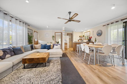 INVERLOCH - 2 Separate Houses In One! - Taree Accommodation 2