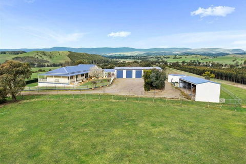 IRONBARK FARM Farmhouse On 52 Acres In The Scenic Yarra Valley - Taree Accommodation 1