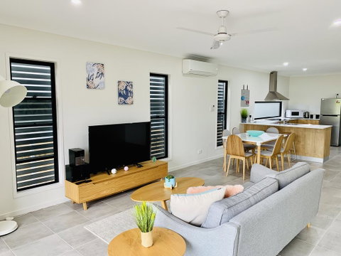 AIRLIE BEACH Delight. Hop, Skip Jump To Everything - Taree Accommodation 0