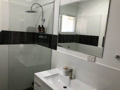 Airlie Getaway Unit 1 - Taree Accommodation 3