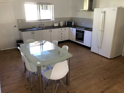Airlie Getaway Unit 1 - Taree Accommodation 2