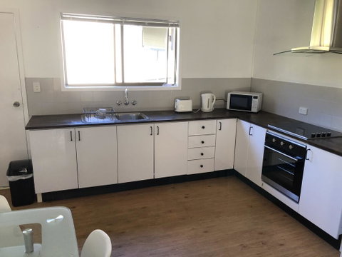 Airlie Getaway Unit 1 - Taree Accommodation 0