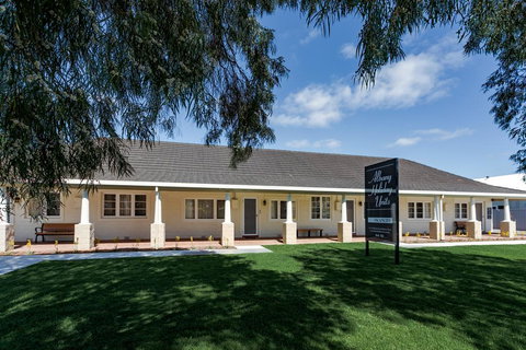 Albany Holiday Units - Taree Accommodation 0