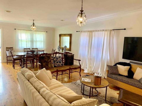 Ambrose On Byng - Central Location W/ 2 Bathroom - Taree Accommodation 1