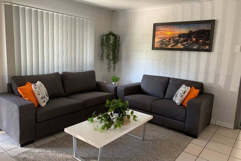 Andergrove Home With A Garden View-Wi-fi & Netflix - Taree Accommodation 0