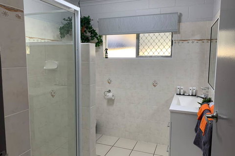 Andergrove Home With A Garden View-Wi-fi & Netflix - Taree Accommodation 3