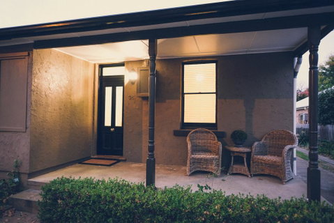 Apple Cottage, Orange NSW - Taree Accommodation 1