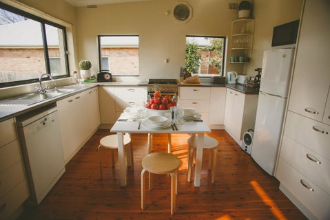 Apple Cottage, Orange NSW - Taree Accommodation 3