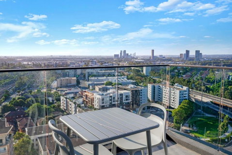 Luxury 1BR Apt With Stunning City Skyline Views - Taree Accommodation 3