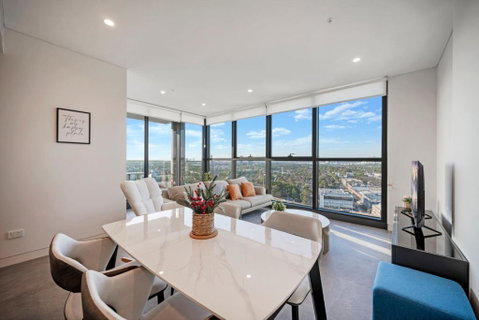 Luxury 1BR Apt With Stunning City Skyline Views - Taree Accommodation 2