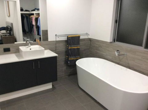 Luxury & Gives You It All - Taree Accommodation 1